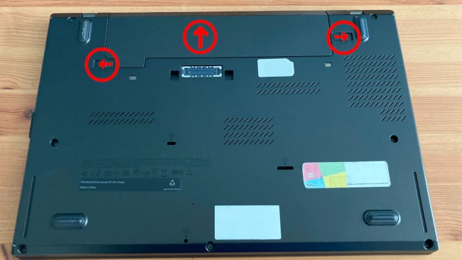 a diagram showing the removal of the battery from the laptop