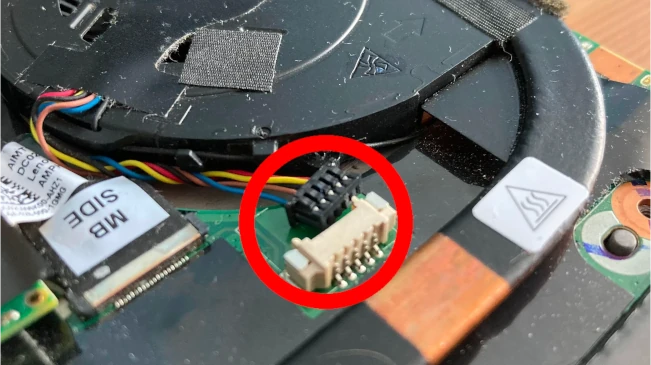 a photo of removing the fan connector