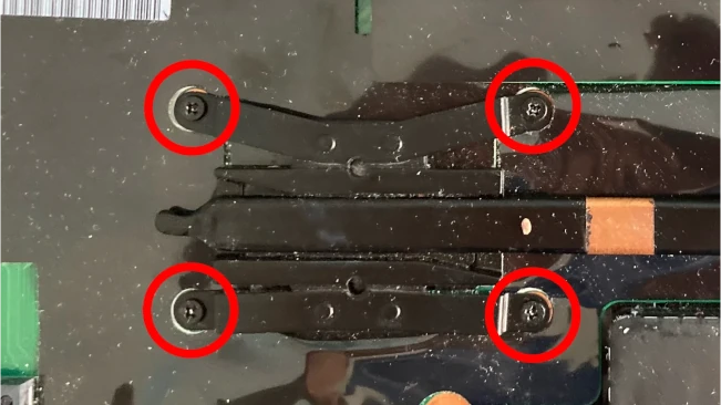 a diagram showing the position of the screws to remove the fan